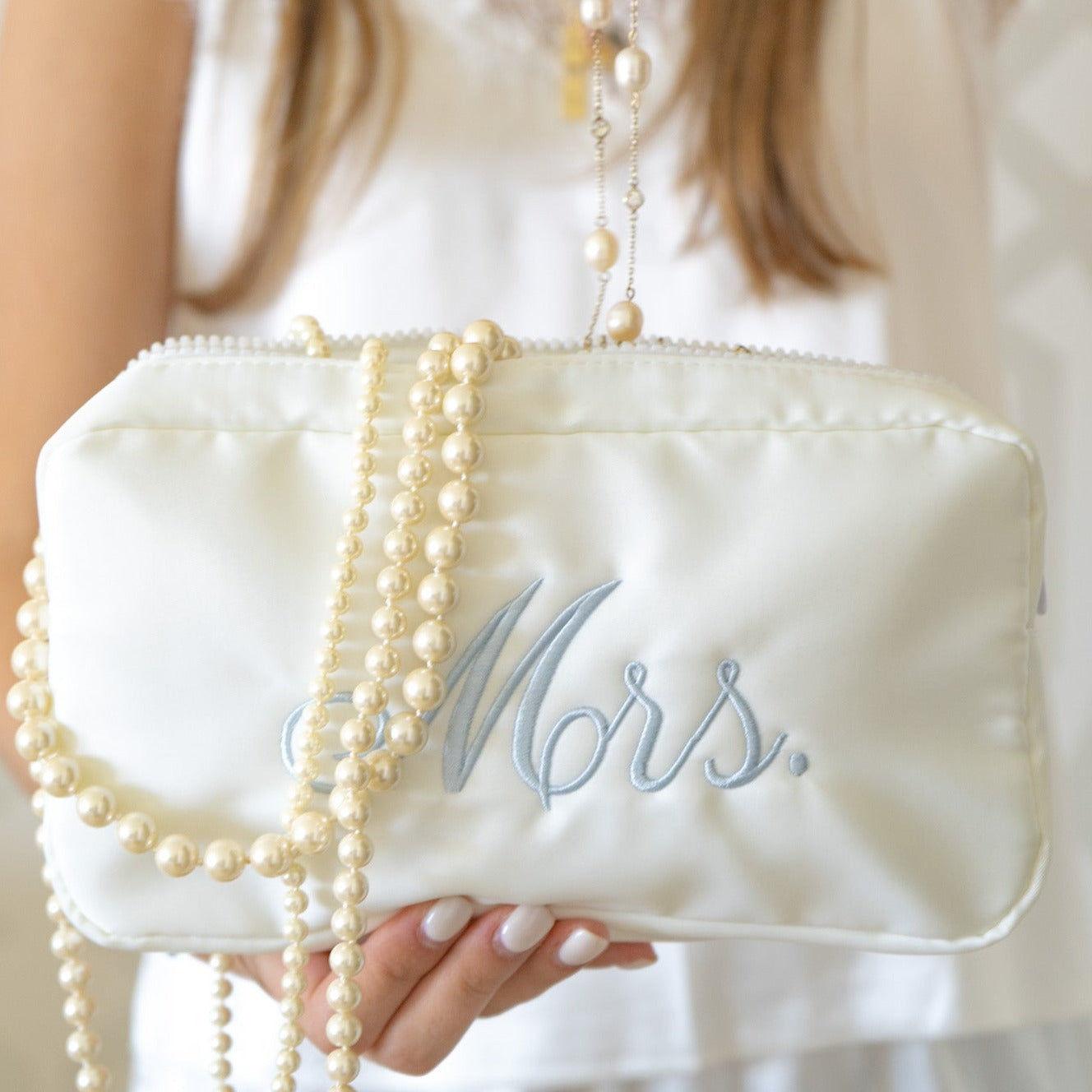 GW M Essentials White - MRS. - Give Wink